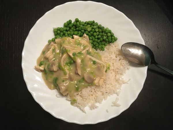kippenragout met rijst en doperwtjes