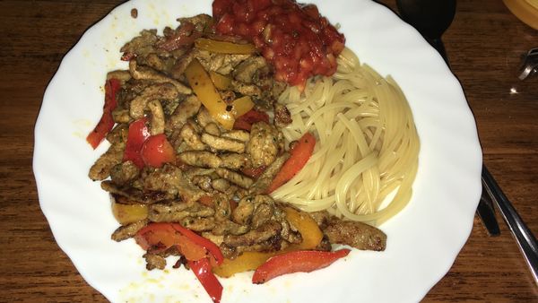 Uiensaus met shoarma en spagetti